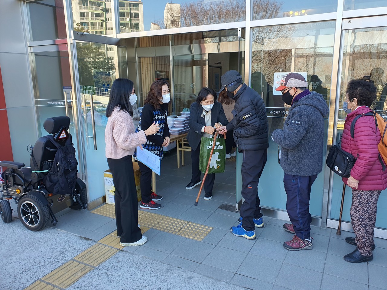 팥죽나눔 행사 개최 /사진제공=부산진소방서