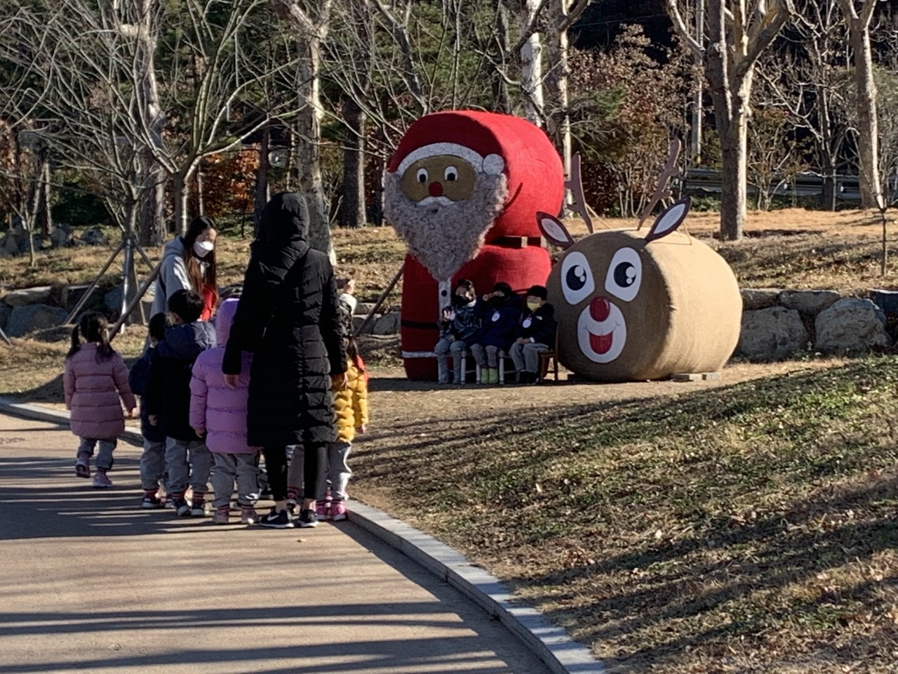산타클로스와 루돌프 등 '포토존'에서 사진촬영하는 어린아이들 /사진제공=부산시 해운대수목원