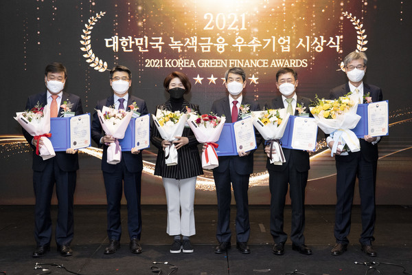 한정애 환경부장관이 6일 오후 서울 콘래드호텔에서 열린 2021년 녹색금융 우수기업 시상식에 참석해 우수기업으로 선정된 기업 대표들에게 장관상을 수여하고 기념 촬영을 하고있다. 이번 시상식은 친환경 녹색 분야 사업에 적극 개발 투자한 기업을 대상으로 심사를 통해 기아, 만도, 한국산업은행, KB국민은행, 신한자산운용이 영예를 안았다.(사진 왼쪽부터 이창구 신한자산운용 대표이사, 송호성 기아 대표이사, 한정애 환경부장관, 이동걸 한국산업은행 회장, 조성현 만도 대표이사, 허인 KB국민은행 은행장)  /사진제공=환경부