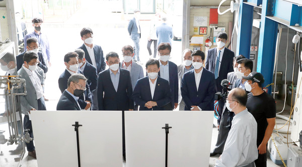 지난 8월 청정수소 생산기술 설비 관련 현장 점검 당시 /사진출처=산업통상자원부