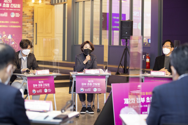 한정애 환경부 장관이 새싹기업(스타트업 기업)의 탄소중립 기여 방안 관련 건의를 듣고 “탄소중립에 기여하는 새싹기업을 돕기 위한 다양한 지원과 현장소통 노력을 계속하겠다“고 밝혔다. /사진제공=환경부