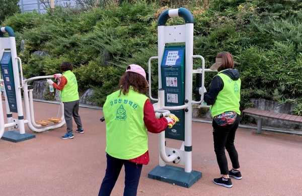 야외 운동시설을 소독하고 있는 일자리 참여자들./사진제공=관악구