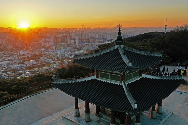 수원화성 서장대에서 첫 일출 /사진제공=수원시 