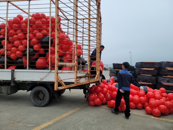 해남군이 송지 어란항에서 친환경 부표를 공급하고 있다. / 사진제공=해남군