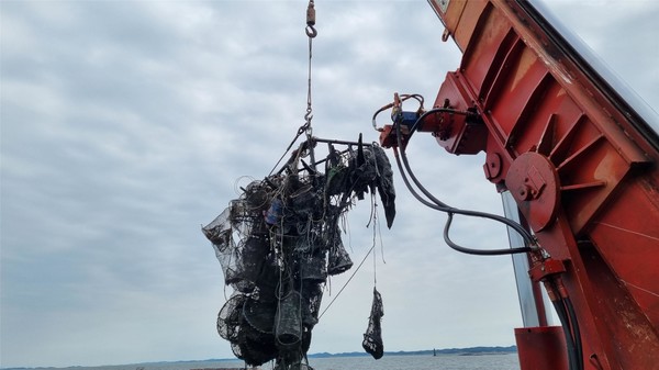 폐어구 및 유실어구의 수거·처리 등에 드는 비용을 오염자부담원칙에 따라 해당 어구의 소유자에게 부담할 수 있도록 한다. /사진제공=해양수산부
