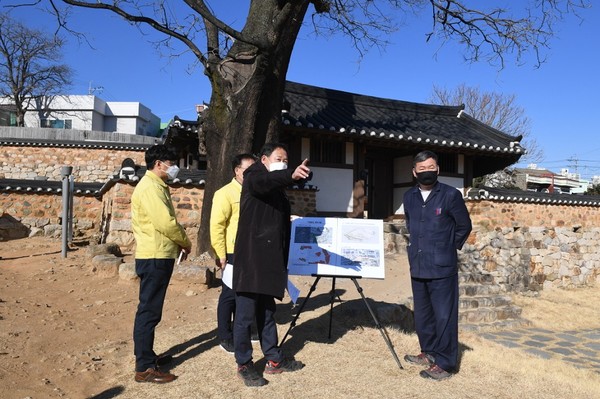 오규석 군수는 기장읍성 유적 보호를 위한 기장읍성 정비사업 현장을 방문 그 동안의 사업추진 현황을 파악하고 성과에 대해 점검했다 /사진제공=기장군