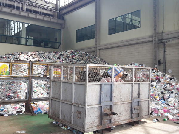 비선별 된 플라스틱들이 수거시설에 쌓여 있다. 토론회에선 '플라스틱 공공선별장 가운데 투명페트병만을 따로 선별할 수 있는 시설을 갖춘 곳이 극히 적다'는 문제가 제기됐다. /사진=환경일보 DB