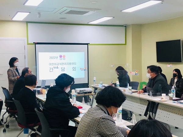 식약처 김천시 어린이급식관리지원센터 현장방문 참석자들 /사진제공=김천시