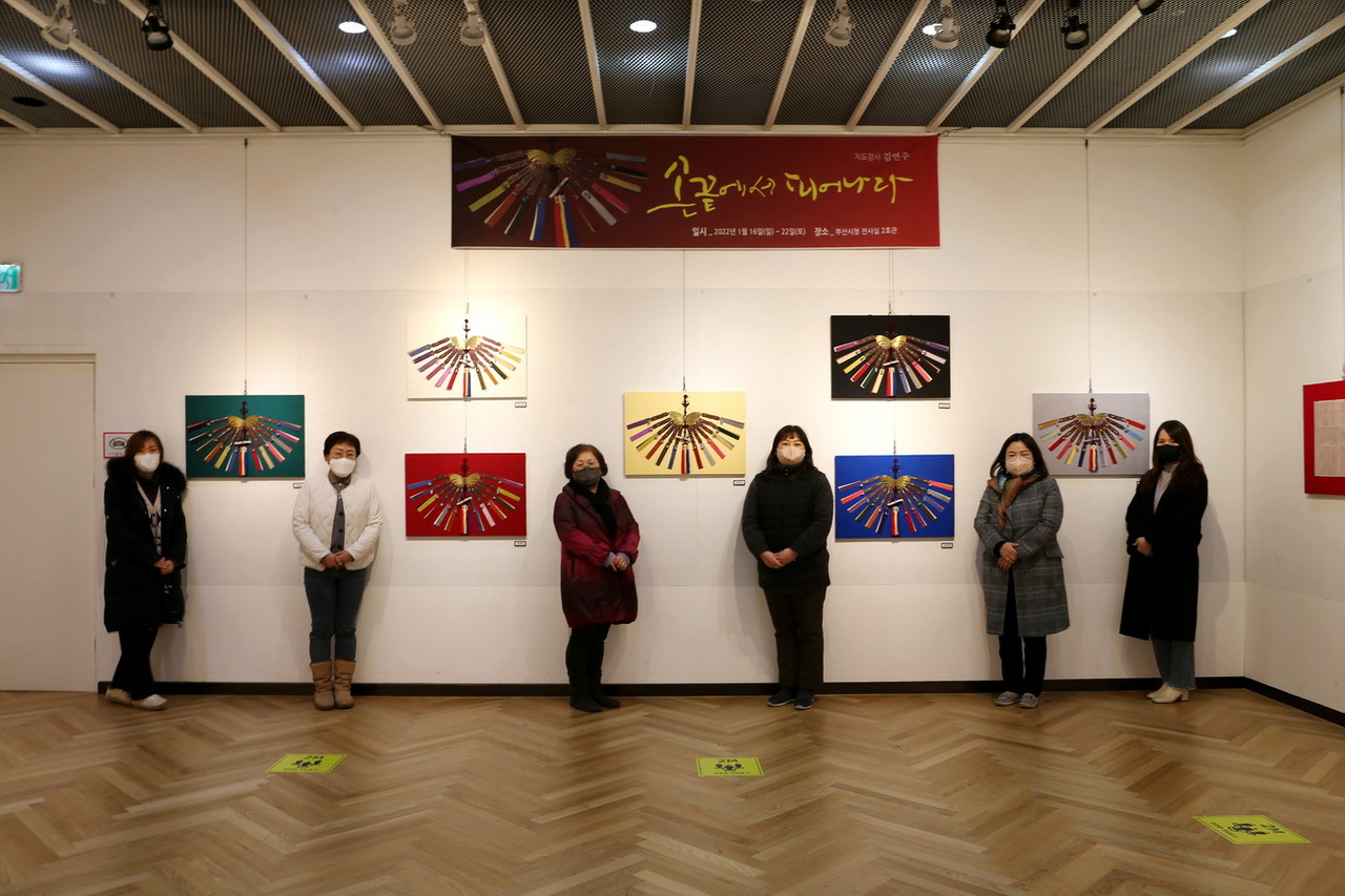 ‘손끝에서 피어나다’ 전시에 참여한 전통 규방공예(조각보) 작가들 /사진=권영길 기자