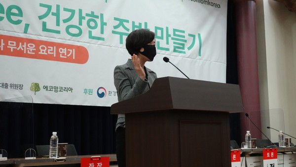 하지원 (사)에코맘코리아 대표는 축사를 통해 최근 학교 급식실 조리원의 폐암이 산재로 인정됐음을 예시로 들며 요리연기의 유해성과 올바른 관리방안 및 정책마련에 대한 필요성을 강조했다.