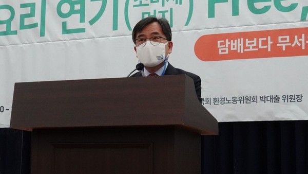 토론회에 참석한 홍정기 환경부 차관은 축사 연설로 “국민에게 실효성 있는 정책을 위해 기술적인 방안뿐만 아니라 기술적인 측면에서 이에 대한 문제점을 해결해야 한다”고 말하며 행사의 막을 열었다. /사진=김인성 기자