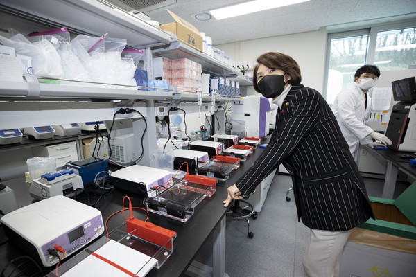 환경부는 한정애 장관이 21일 국립야생동물질병관리원에 방문해 직원들과의 만남을 가졌다고 전했다. /사진제공=환경부