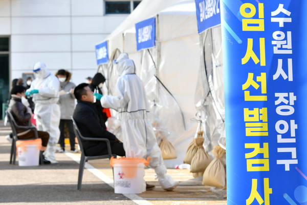 임시선별검사소에서 시민이 검사 /사진제공=수원시 