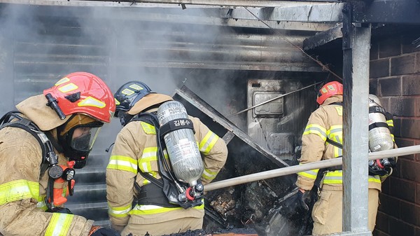 119구조대원들의 인명 수색 장면 /사진제공=충청남도