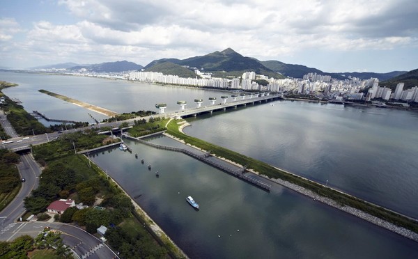 낙동강 하굿둑 전경 /사진제공=환경부