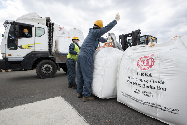 수입된 요소수를 운송하고 잇다. /사진제공=환경부