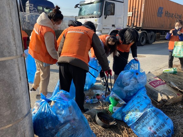 오남지역 시민 환경단체들이 에코플로깅 활동으로 수거한 쓰레기 /사진제공=남양주시