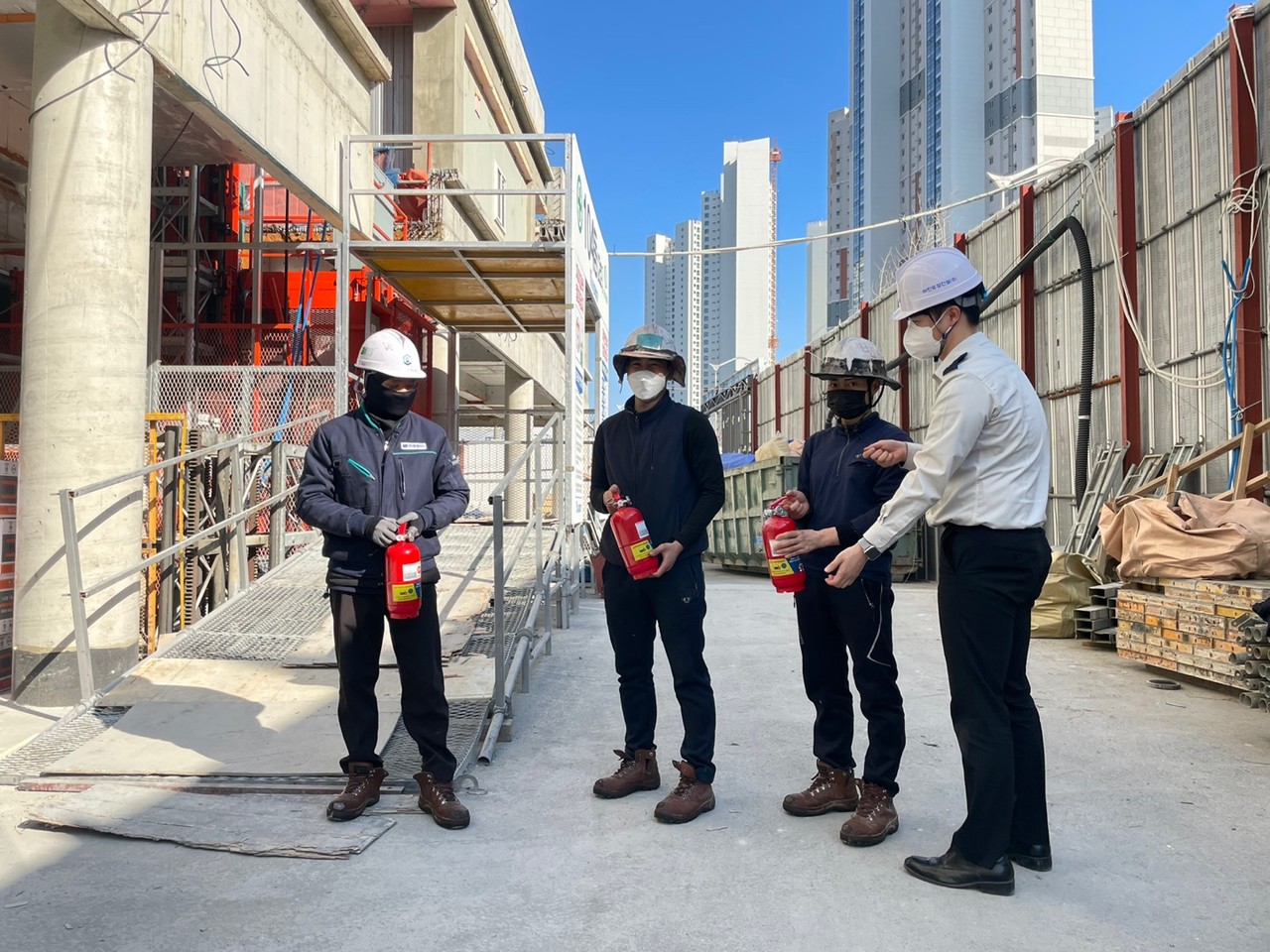 아파트 공사현장 외국인노동자 대상 맞춤형 소방안전 컨설팅 실시 /사진제공= 부산진소방서