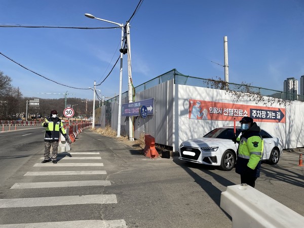 의왕시 봉사단체 오전동자율방범대(대장 이경자)와 의왕시민경찰연합회(회장 오기영)가 선별진료소 자원봉사 모습 