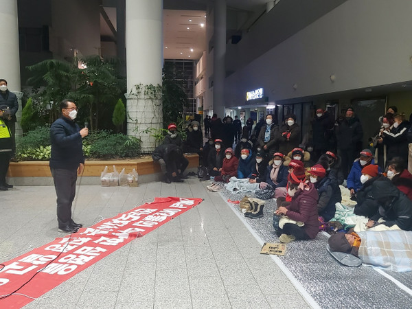 전라남도 문금주 행정부지사가 해남 어민들에게 중재 방안을 설명하고 있다. / 사진제공=전남도