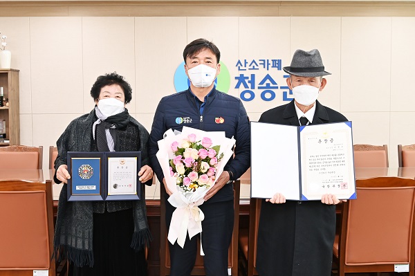 무공훈장과 훈장증 기념패를 전달 받은 故 윤창도 육군상병 유족 /사진제공=청송군