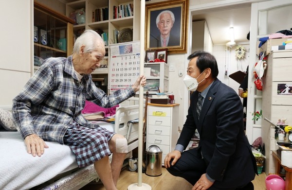 장현국 의장, 3·1절 앞두고 생존 애국지사 위문 /사진제공=경기도의회