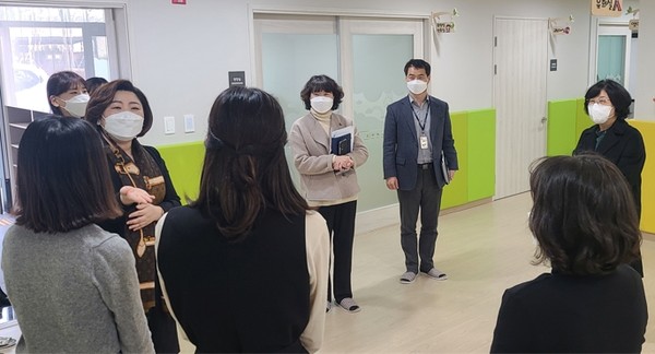 박미숙 복지여성국장과 공직자 어린이집 점검 /사진제공=수원시 