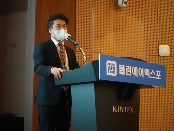 4일 일산 킨텍스서 열린 ‘2022 클린에어엑스포 컨퍼런스’에서 김법정 환경부 기후탄소정책실장이 축사 및 특별강연을 하고 있다. /사진 = 김인성 기자