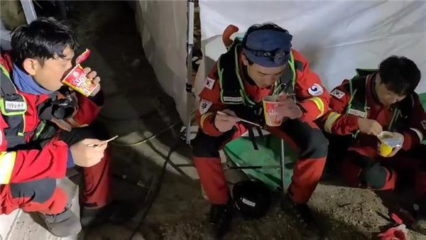 산불진화 대원들이 컵라면으로 허기를 떼우고 있다. /사진제공=산림청