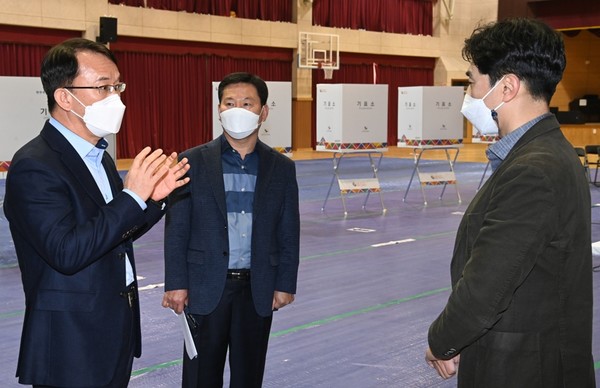 조청식 권한대행 청소년문화센터에 마련된 투표소 점검 /사진제공=수원시