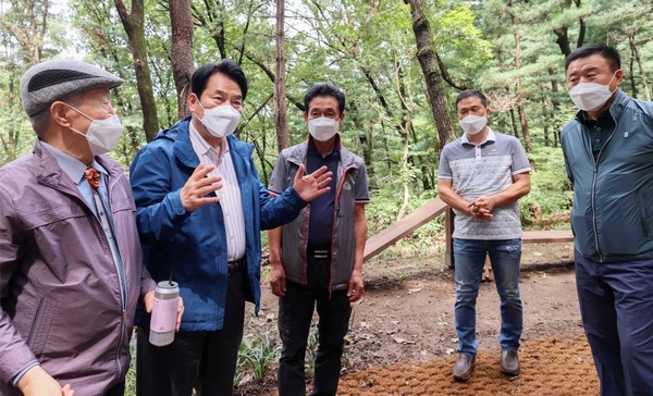 백군기 시장 구성도시자연공원 현장점검 /사진제공=용인시