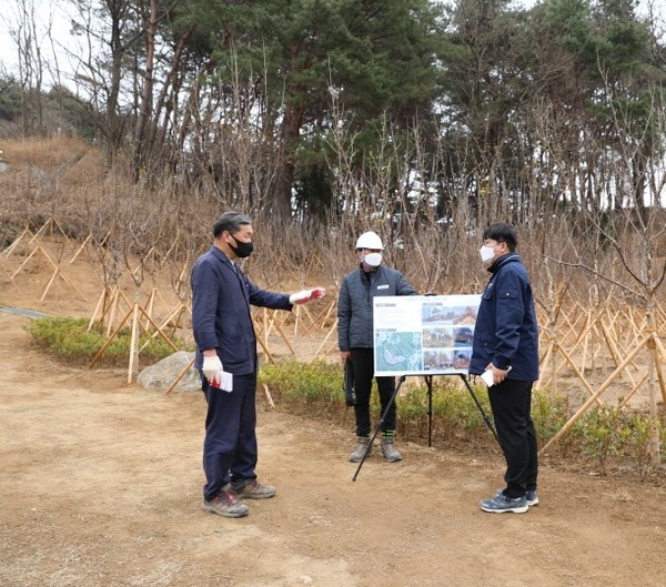 오규석 기장군수는  탄소중립 실현과 쾌적한 환경 조성을 위해 추진 중인 정관읍 ‘미세먼지 차단숲 조성 사업’ 현장 점검 모습 /샂니제공=기장군