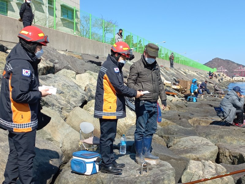 낚시객 대상 안전사고 예방 캠페인 홍보 /사진제공=부산항만소방서