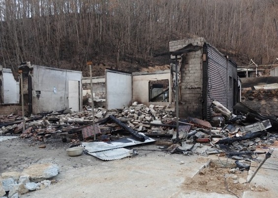 경북 울진의 한 민간 주택이 산불로 인해 원래 형체를 알아보지 못할 정도로 훼손됐다. /사진=김인성 기자