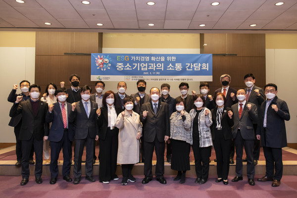 간담회 사진(첫번째 줄 왼쪽 여섯번째 한국중부발전 김호빈 사장)./사진제공=한국중부발전