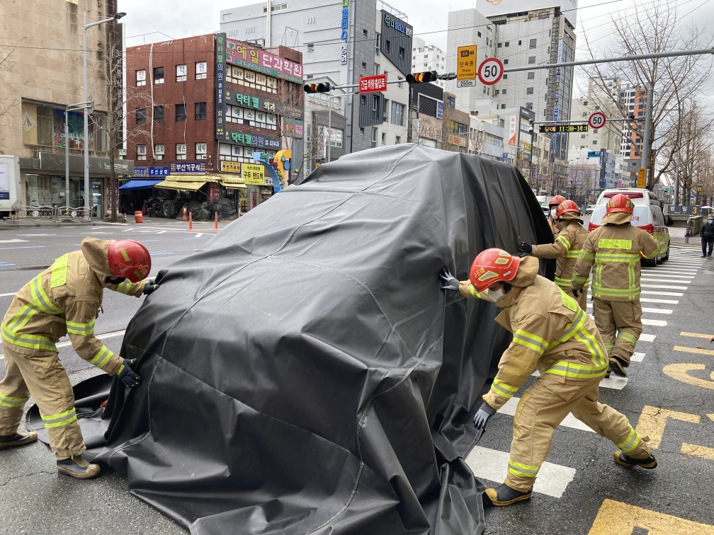 질식소화덮개 활용한 친환경 자동차 화재진압 현장 /사진제공=부산진소방서