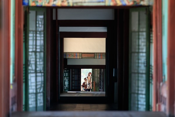 22일 창덕궁을 찾은 관광객들이 창호에 가려졌던 내부를 사진에 담고 있다. /사진출처=국민소통실