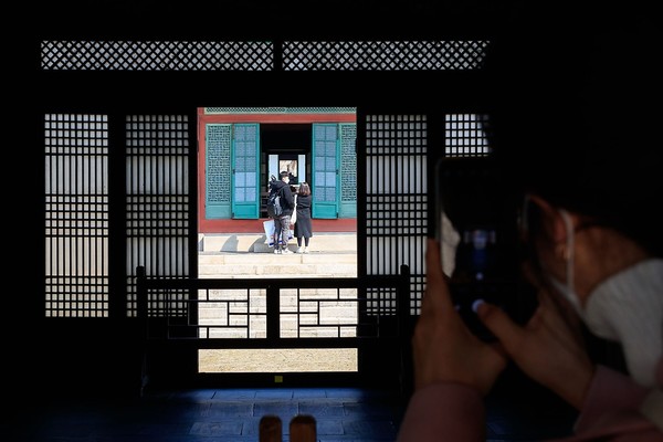 22일 창덕궁을 찾은 관광객들이 창호에 가려졌던 내부를 사진에 담고 있다. /사진출처=국민소통실