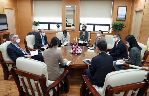최병암 산림청장과 콜린 크룩스 신임 주한영국대사 산림협력 논의하는 모습 /사진제공=산림청