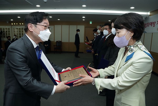 박범계 법무부 장관이 자원봉사위원 유공자들에게 감사패를 전달하고 있다. /사진출처=범무부