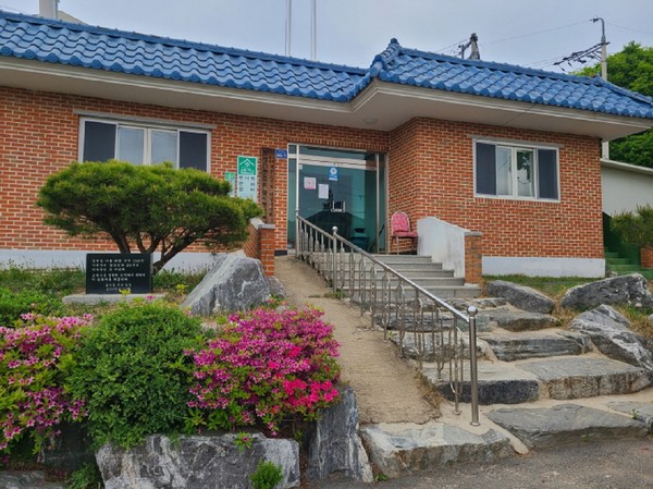 미세먼지 차단 방진망 설치-금석동마을회관 /사진재공=안성시청