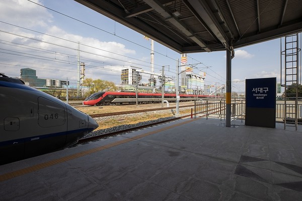 경부선 서대구역을 지나는 고속철도가 3월31일 서울행 KTX 상행 열차를 기점으로 운행을 시작했다. /사진출처=국민소통실