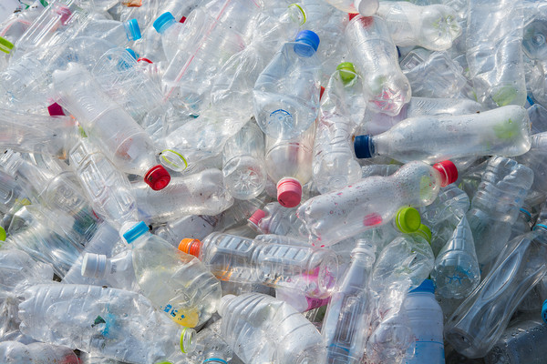 해외에서는 앞서 플라스틱의 친환경화와 탄소중립 실천을 위해 플라스틱 사용 규제는 물론, 바이오 플라스틱 개발 및 도입을 진행하고 있다.