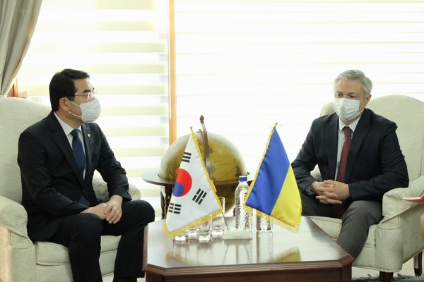 우크라이나 사태에 대해 드미트로 포노마렌코 주한 우크라이나 대사와 대담하고 있는 양기대 더불어민주당 국회의원 /사진제공=양기대 의원실