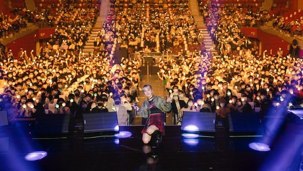 지난 3월에 열린 콘서트장에서 팬들과 행복하게 웃으며 기념 촬영을 하고 있다. /사진제공=윤하 인스타그램