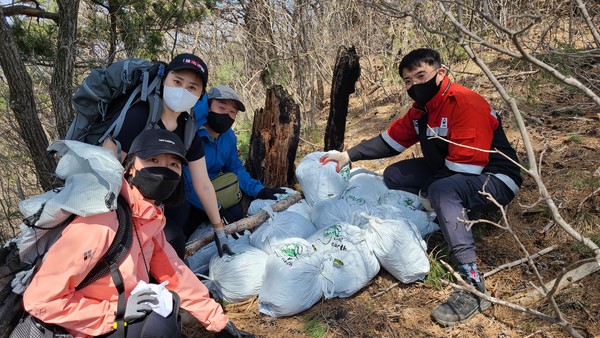 산양 먹이 공급을 위한 행사에 참석한 관계자들 /사진제공=산림청