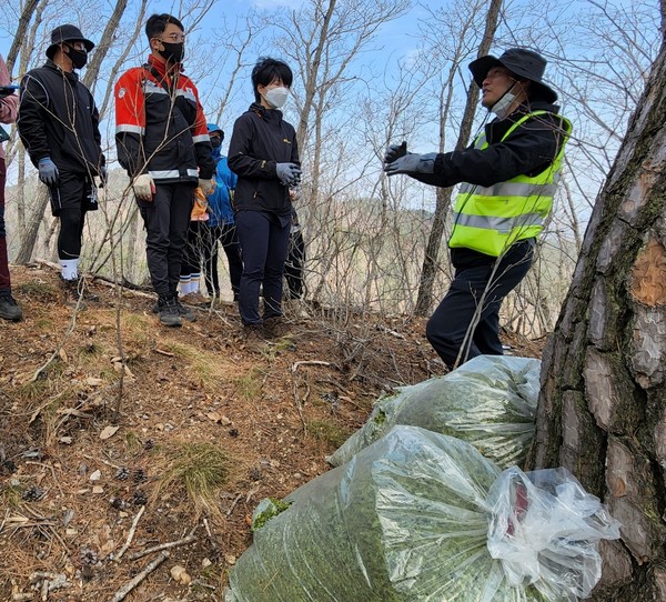 구조 활동에 앞서 해당 작업을 위한 설명을 진행하고 있다. /사진제공=산림청