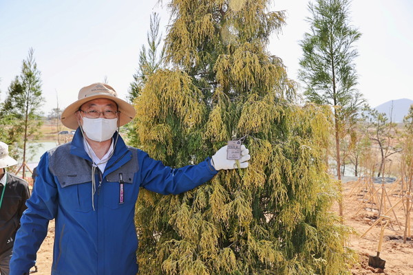 솔라시도 기업도시 산이정원 약속의 숲 명현관 군수 기념식수 / 사진제공=해남군