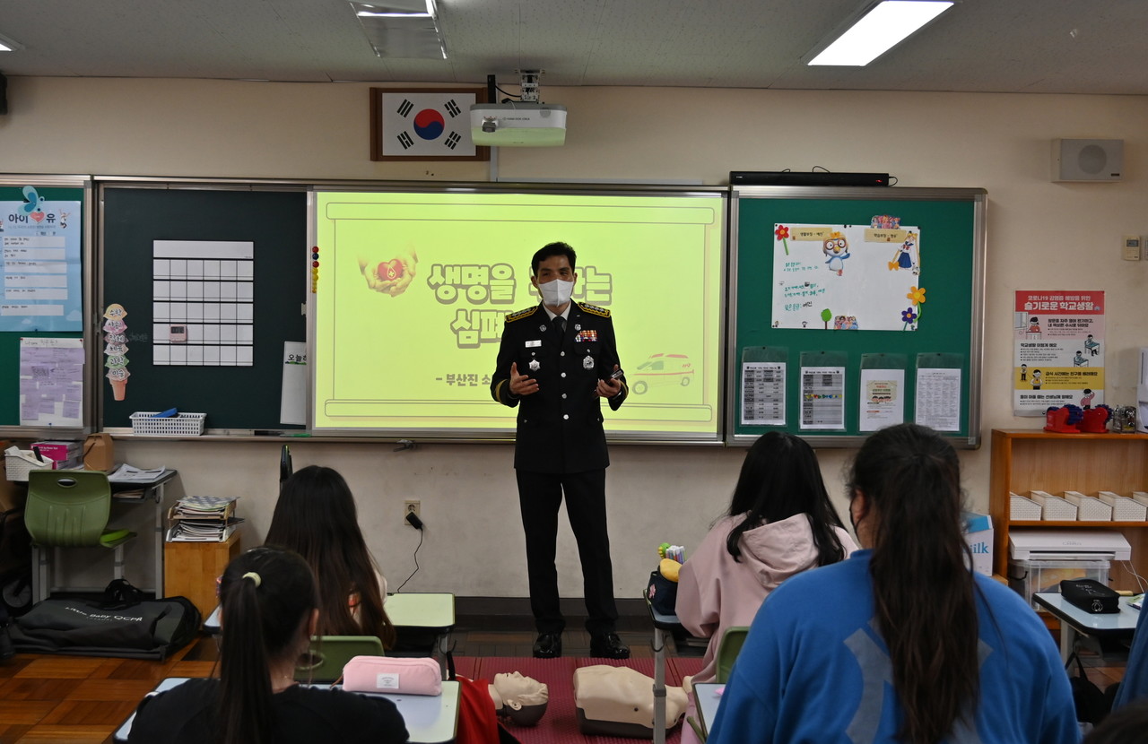 김재현 부산진소방서장과의 직업체험 컨설팅 현장 /사진제공=부산진소방서