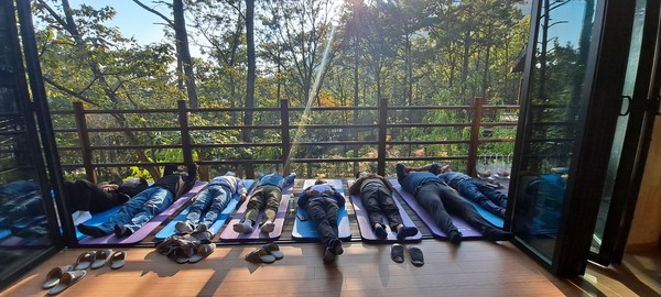 흑석산 휴양림 치유의 숲을 찾은 관광객들이 숲치유 프로그램을 체험하고 있다. /사진제공=해남군